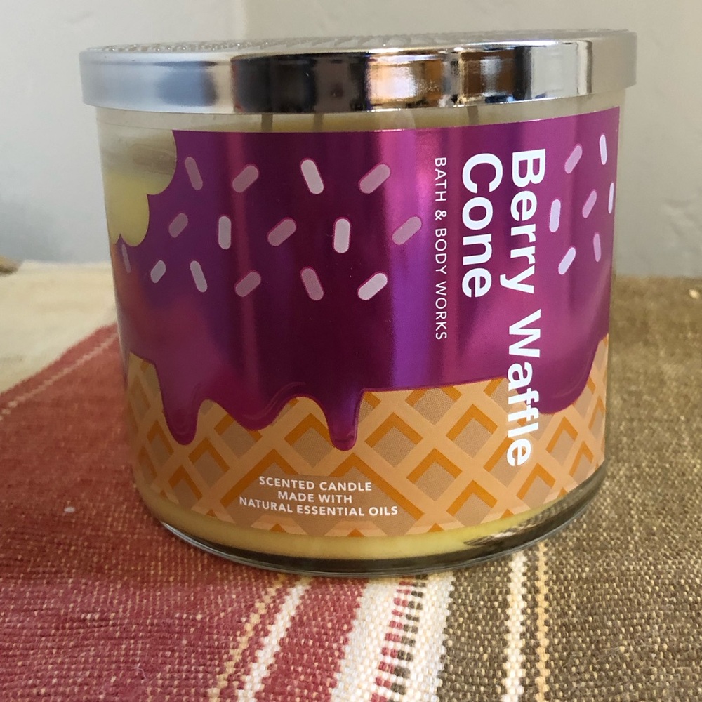 Bath & Body Works Berry Waffle Cone Creamy Vanilla Scented Candle 3-Wick